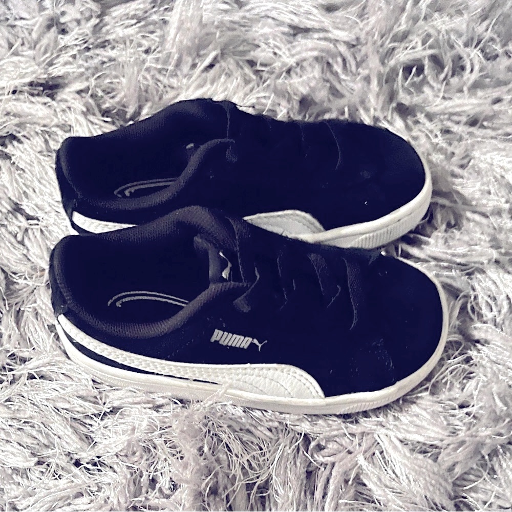 Toddler Boys/ Girls Black and White Suede Puma Sneakers Size 5